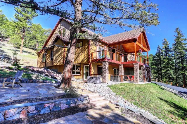 a view of a house with a yard