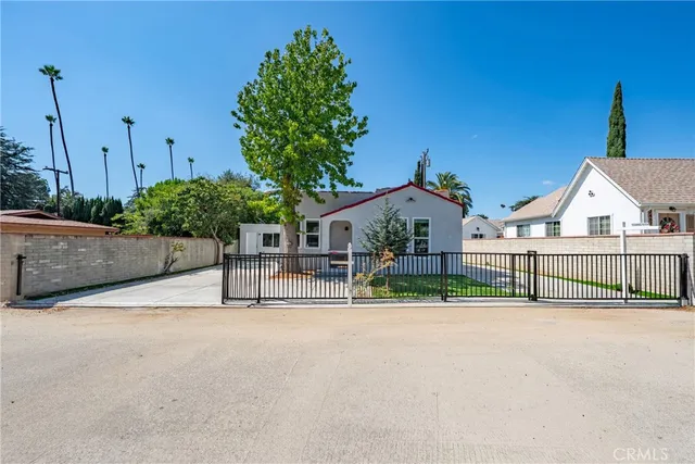 a view of a house with a small yard and plants