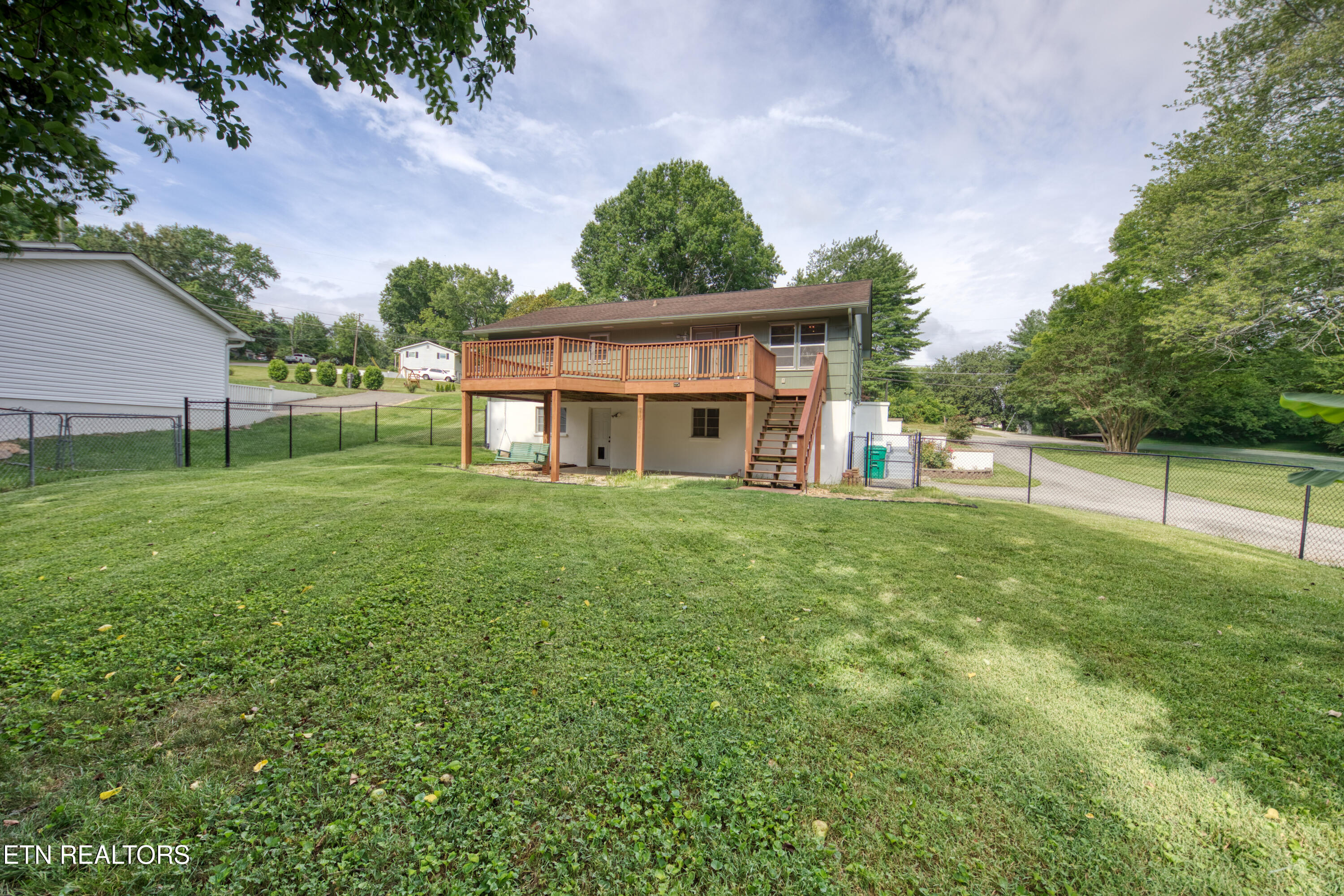916 Mallory Road Knoxville, TN 37919 - Photo 4 of 23 Spacious fenced back yard
