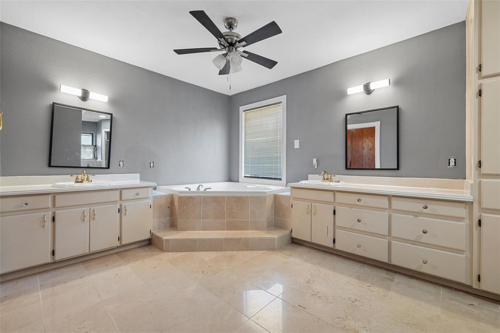 544 Lusk Creek Road Eddy, TX 76524 - Photo 17 of 39 Bathroom featuring two vanities, a bath, and ceiling fan