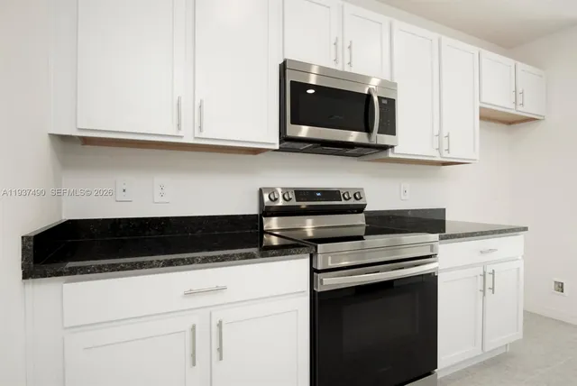 $430,000 | 811 Southeast Seahouse Drive, Port St. Lucie, FL 34983