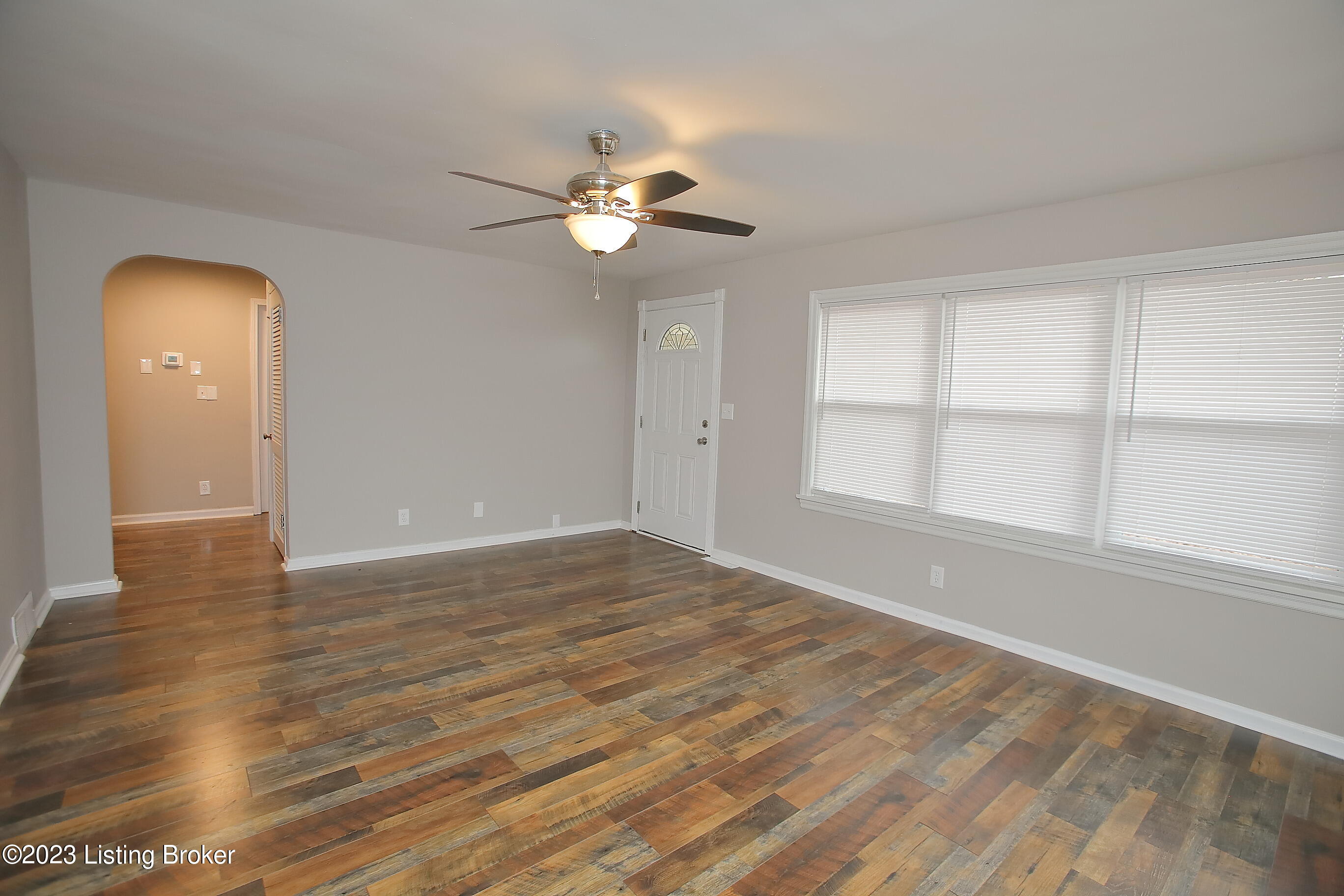 16 Welby Road Louisville, KY 40258 - Photo 4 of 44 Living Room