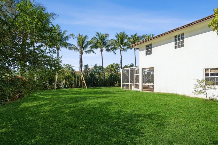 6031 Robinson Street Jupiter, FL 33458 - Photo 39 of 44 42_6031RobinsonSt_26_BackYard_Small