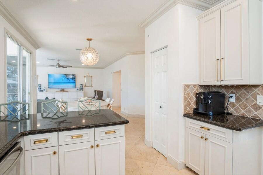 6031 Robinson Street Jupiter, FL 33458 - Photo 9 of 44 12_6031RobinsonSt_177002_Kitchen_Small