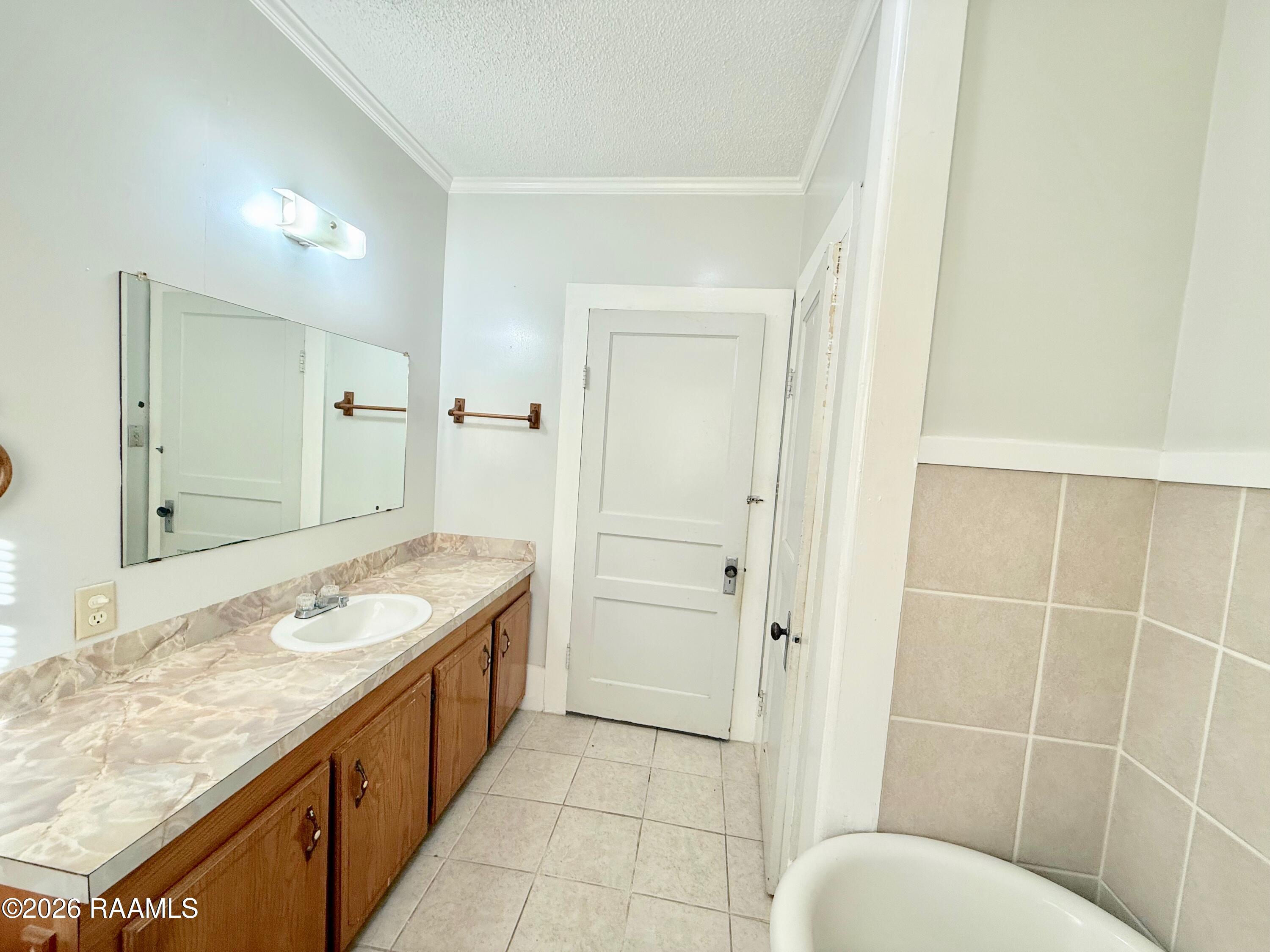 9217 Harold Landry Road New Iberia, LA 70563 - Photo 33 of 42 2nd bathroom