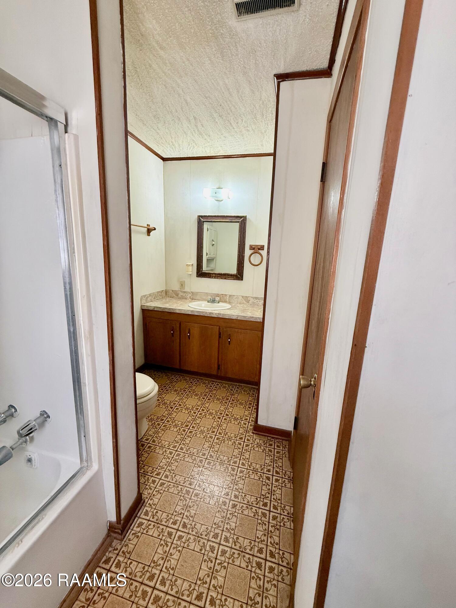 9217 Harold Landry Road New Iberia, LA 70563 - Photo 40 of 42 3rd bathroom