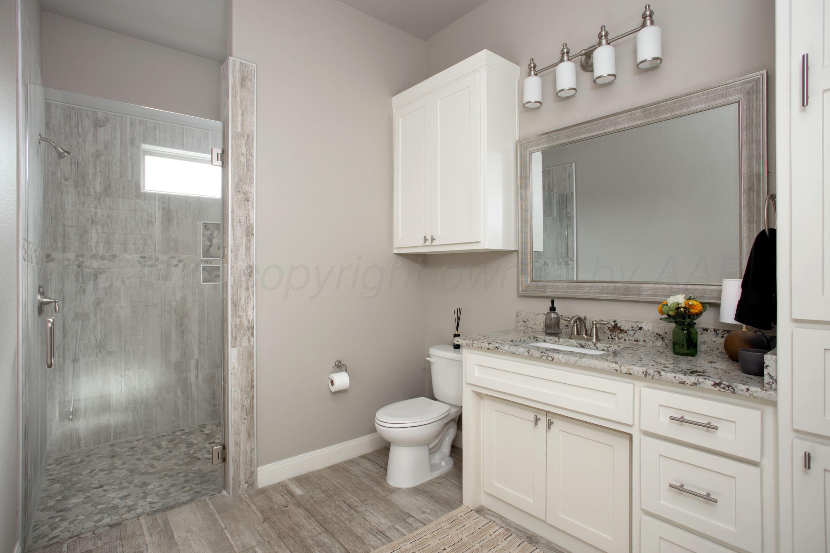5708 Wesley Road Amarillo, TX 79119 - Photo 21 of 33 Hall bath