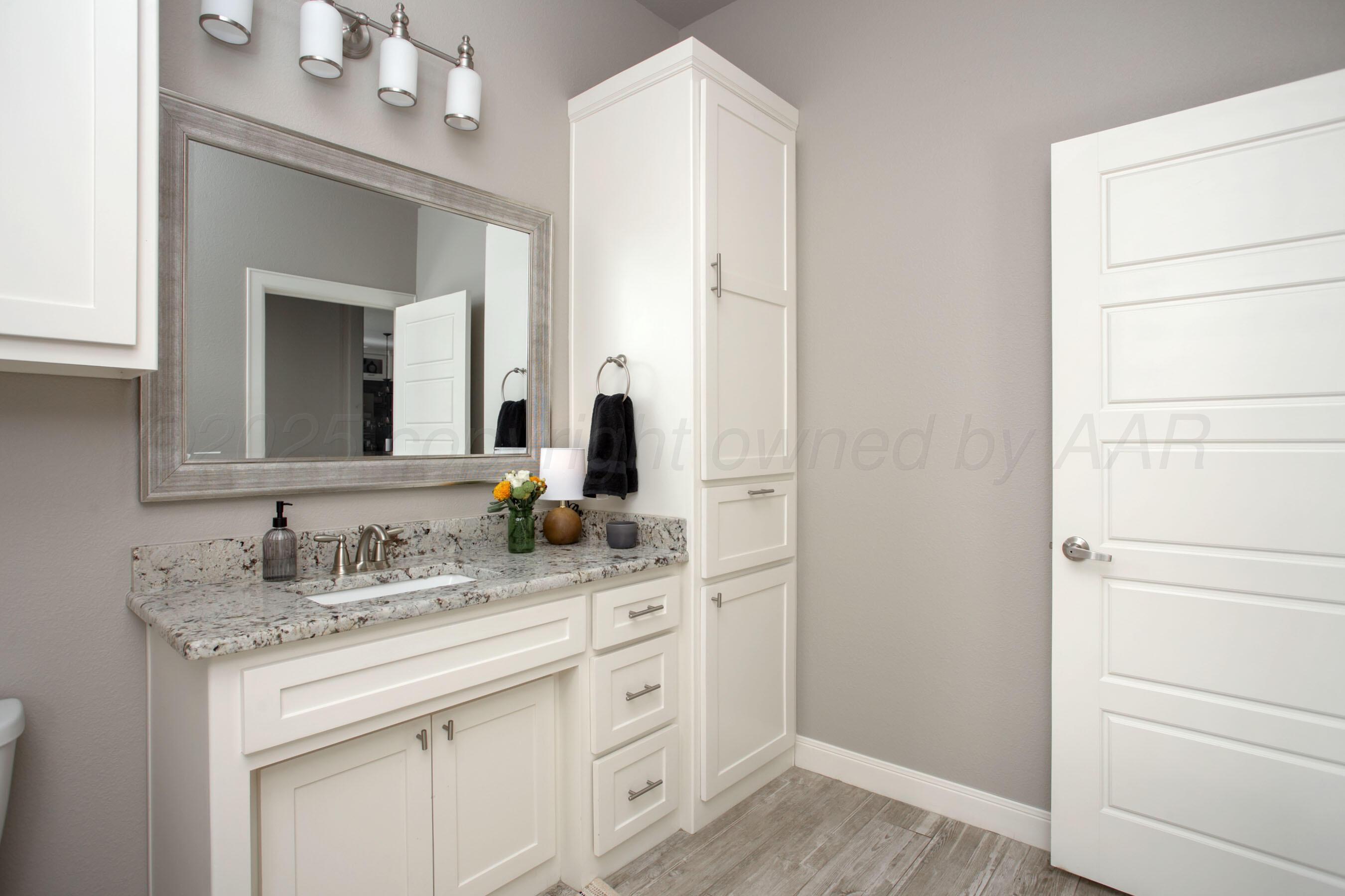 5708 Wesley Road Amarillo, TX 79119 - Photo 22 of 33 Hall bath view 2