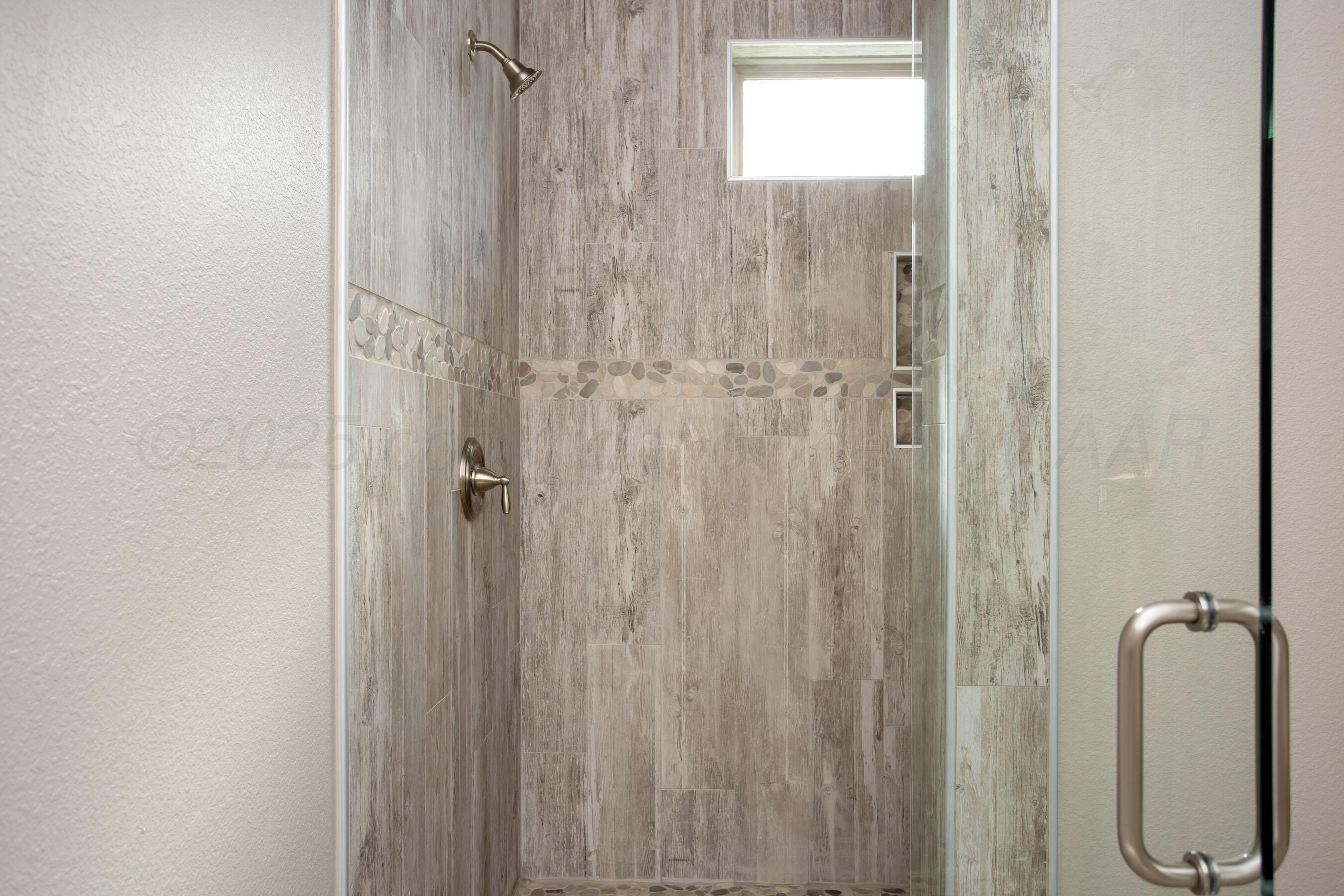 5708 Wesley Road Amarillo, TX 79119 - Photo 23 of 33 Shower in hall bath