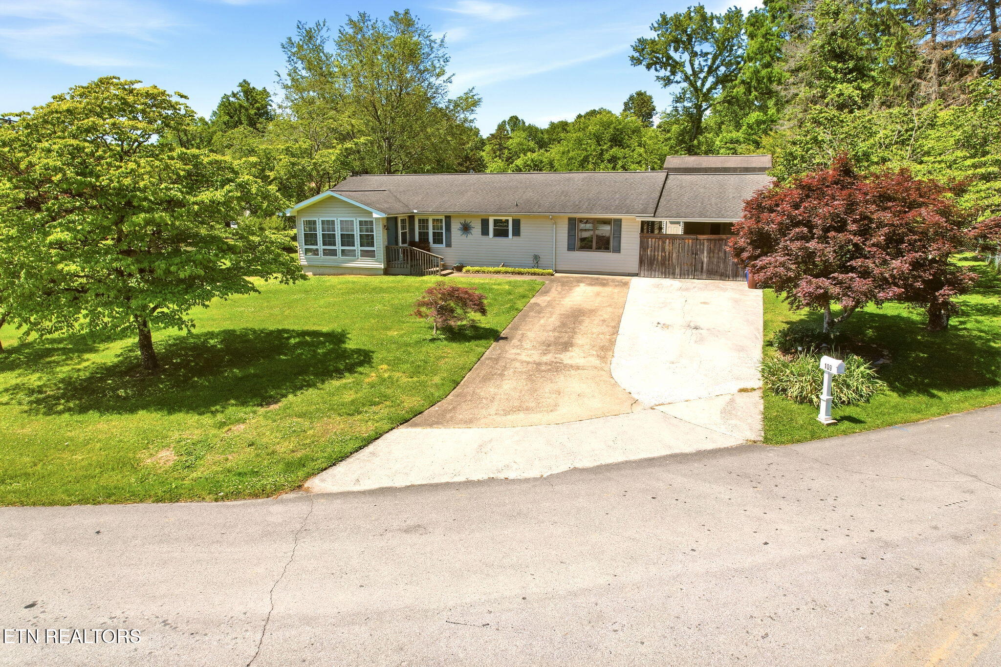 109 Washburn Circle Oak Ridge, TN 37830 - Photo 4 of 53 4-web-or-mls-DJI_0948