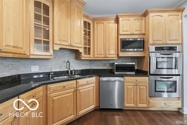 $695,000 | 7105 West St Andrews Avenue, Yorktown, IN 47396