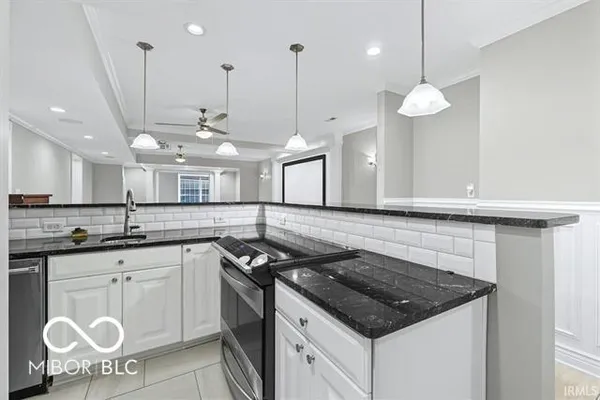 $695,000 | 7105 West St Andrews Avenue, Yorktown, IN 47396