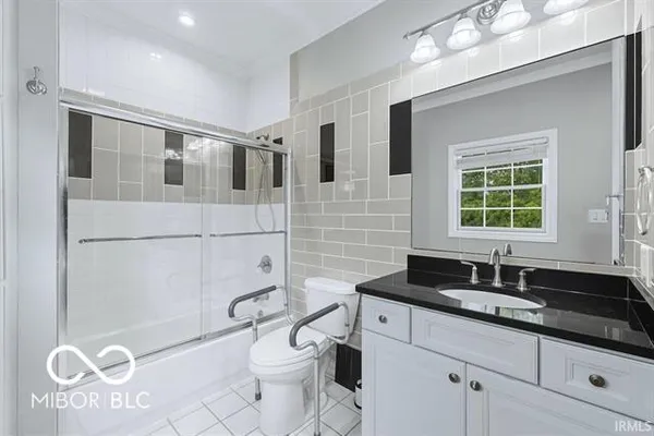 $695,000 | 7105 West St Andrews Avenue, Yorktown, IN 47396