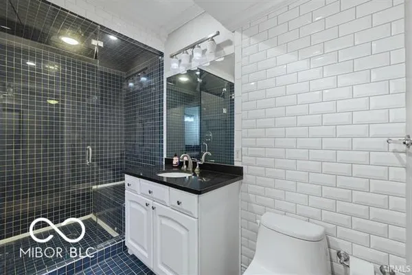 $695,000 | 7105 West St Andrews Avenue, Yorktown, IN 47396
