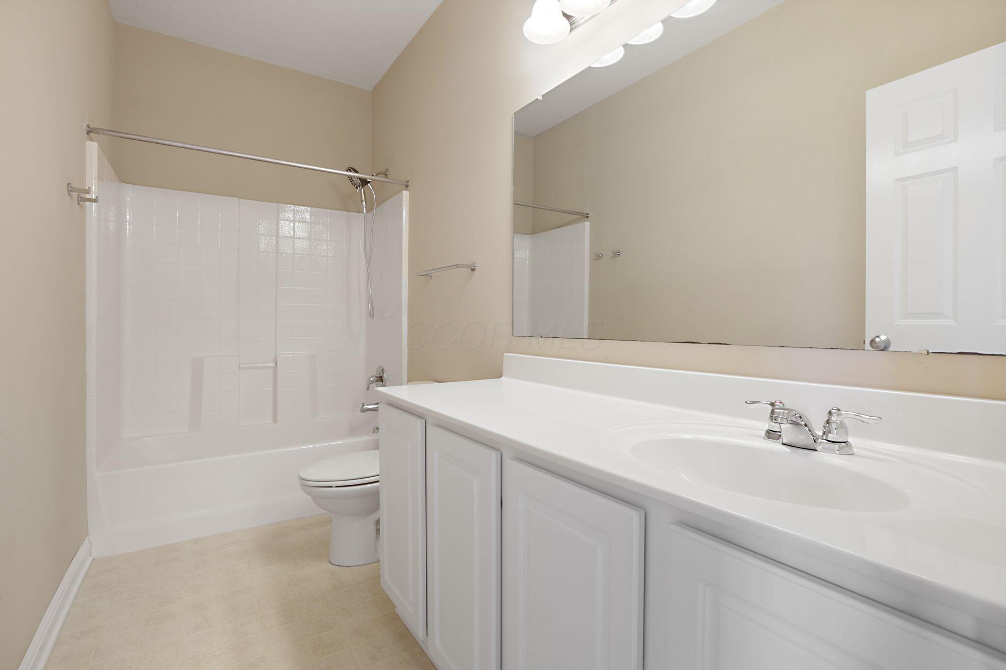 6313 Chetti Drive Columbus, OH 43213 - Photo 43 of 88 Hallway Full Bathroom