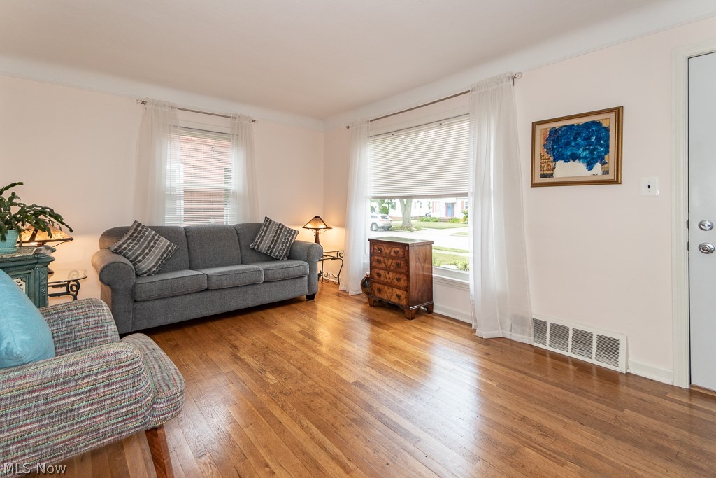 1306 Sunset Road Cleveland, OH 44124 - Photo 2 of 30