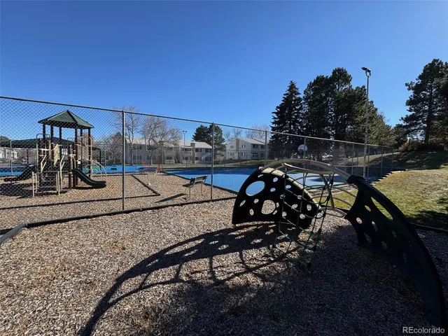 a view of yard with green space