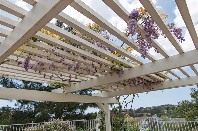 a view of statue in front of house