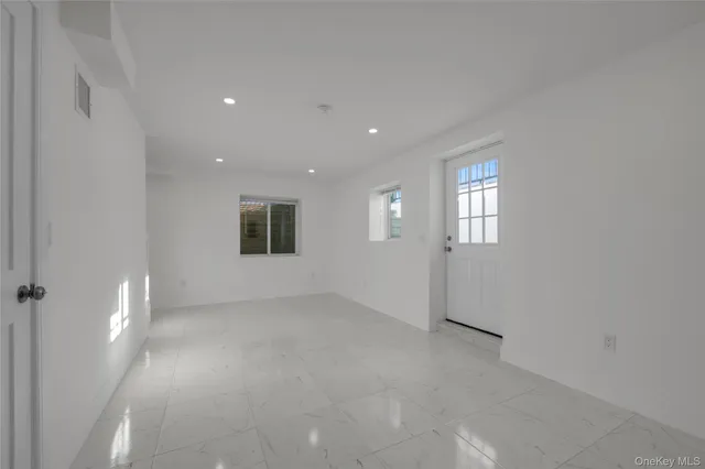 $8,500 | 1 Manhasset Avenue, Unit B, Port Washington, NY 11050