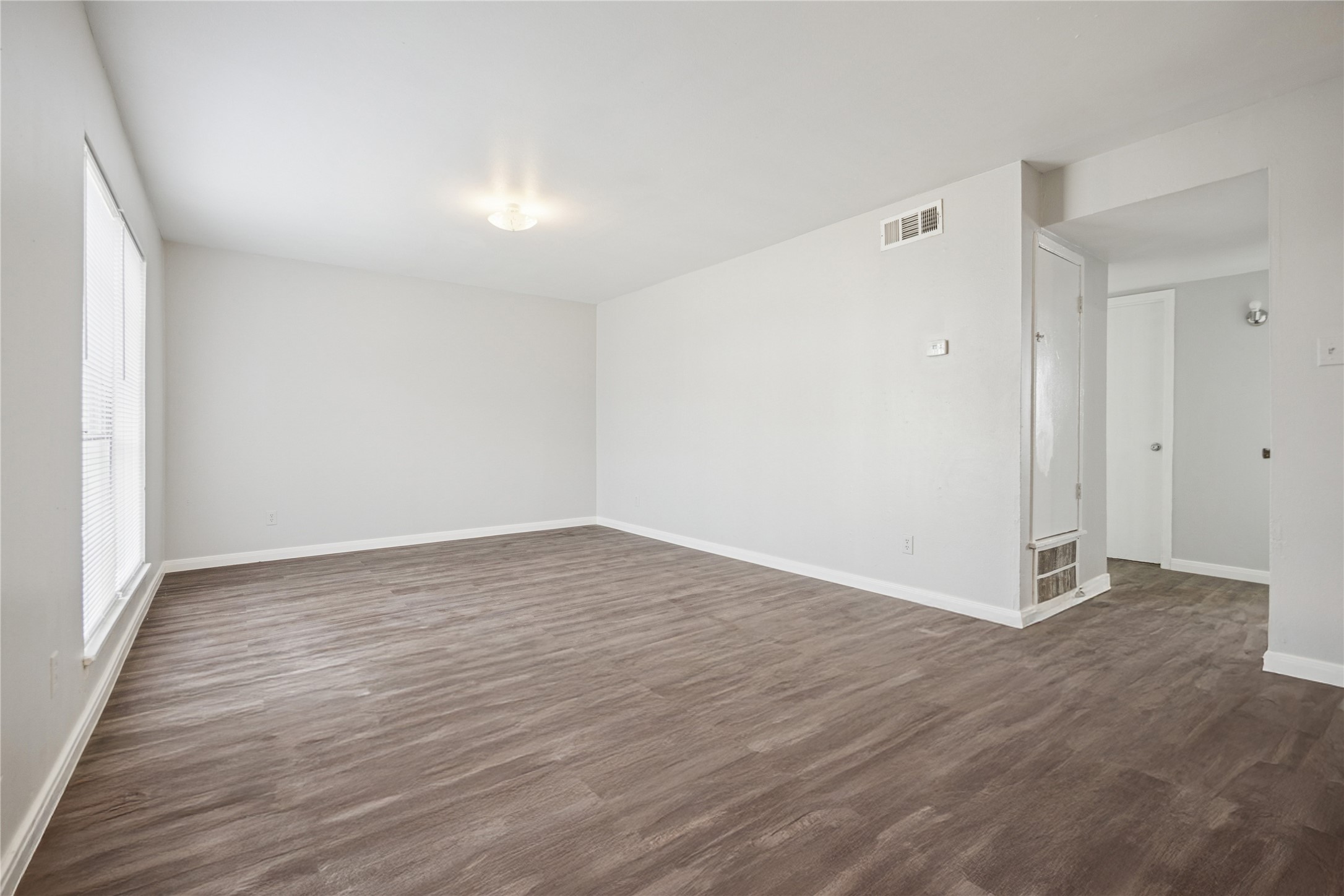 1716 Crownover Road, Unit 18 Houston, TX 77080 - Photo 4 of 8 living area view #2