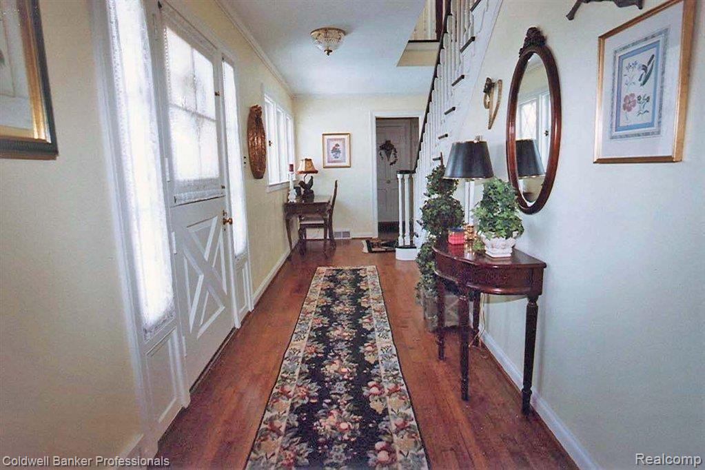 914 Shirley Road Birmingham, MI 48009 - Photo 3 of 23 FRONT HALL W/ OPEN STAIRCASE