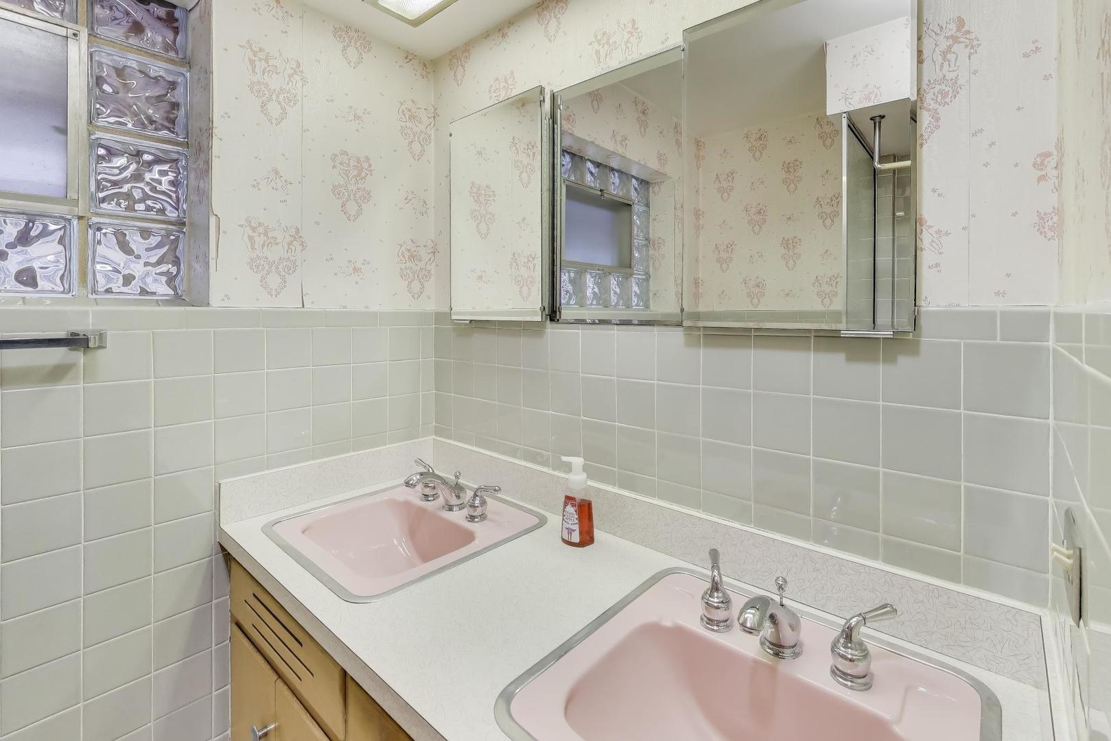820 North Delphia Avenue Park Ridge, IL 60068 - Photo 17 of 24 a bathroom with a sink and a mirror