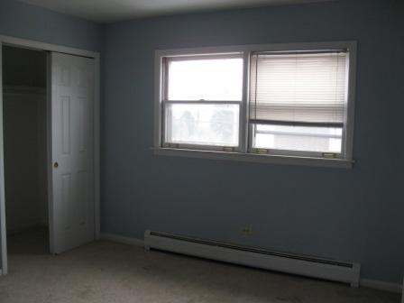 7531 Roberts Road, Unit 2B Bridgeview, IL 60455 - Photo 6 of 7 an empty room with a window