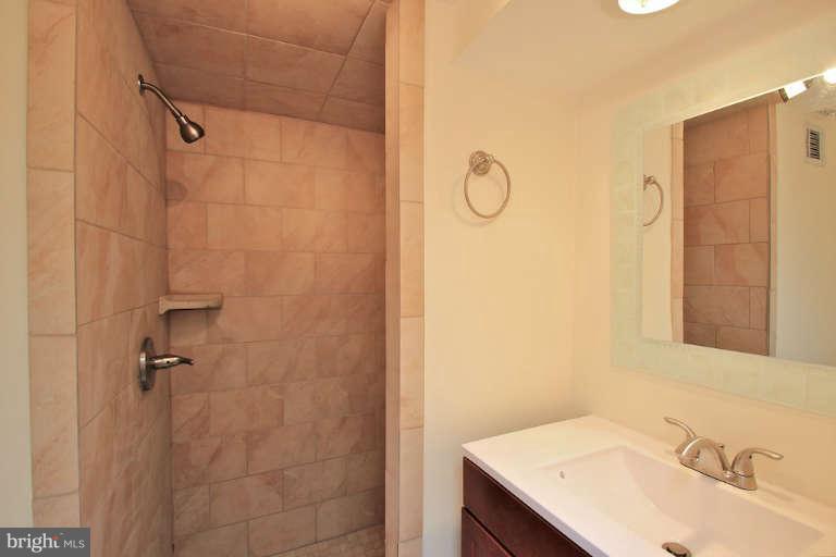 8533 Gwynedd Way Springfield, VA 22153 - Photo 21 of 30 Bath