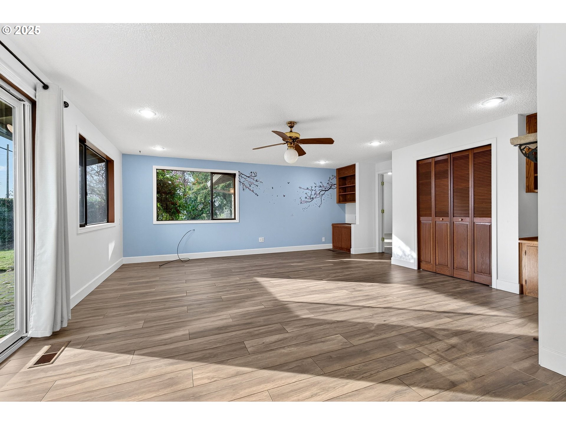 14595 Southwest 144th Avenue Portland, OR 97224 - Photo 21 of 43 a view of an empty room and window
