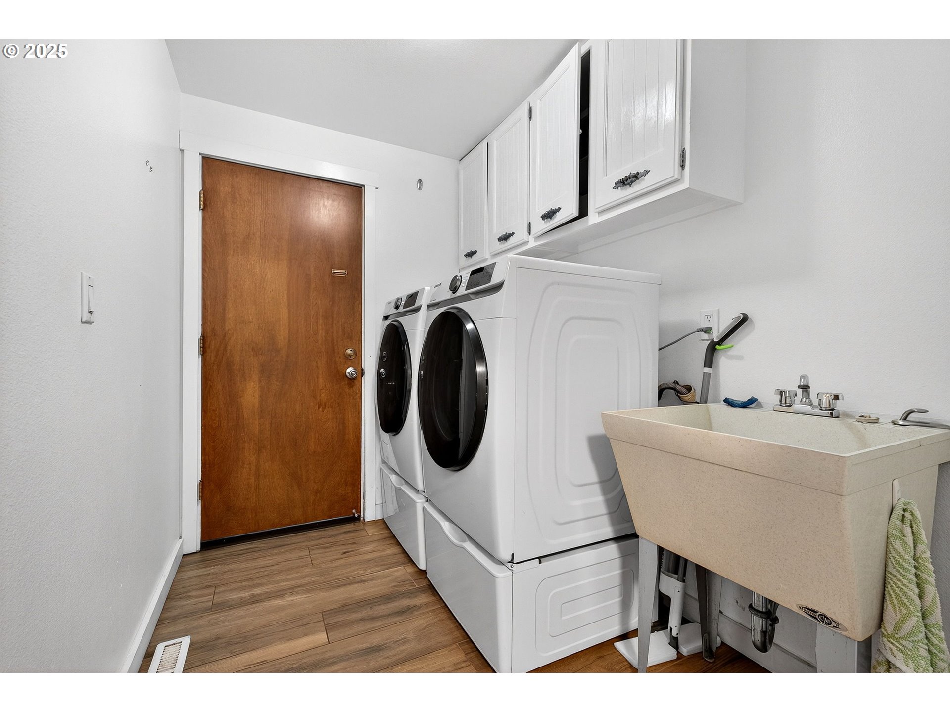 14595 Southwest 144th Avenue Portland, OR 97224 - Photo 33 of 43 a utility room with sink dryer and washer