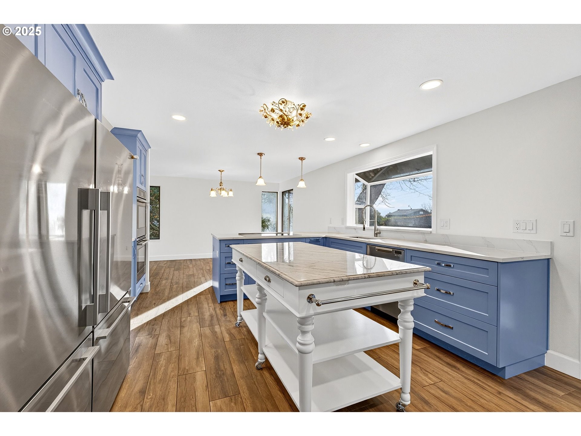 14595 Southwest 144th Avenue Portland, OR 97224 - Photo 10 of 43 a room with furniture and a table