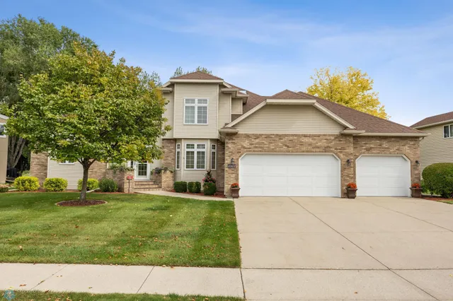 $779,900 | 4902 Rose Creek Parkway South, Fargo, ND 58104