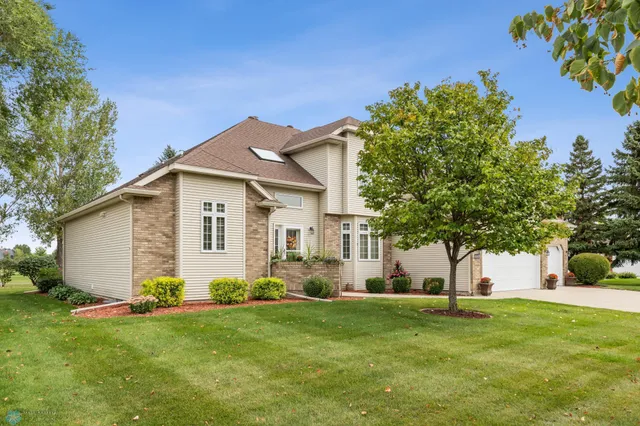 $779,900 | 4902 Rose Creek Parkway South, Fargo, ND 58104