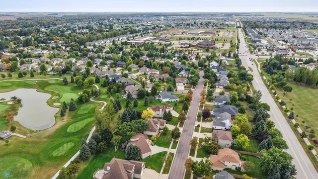 $779,900 | 4902 Rose Creek Parkway South, Fargo, ND 58104