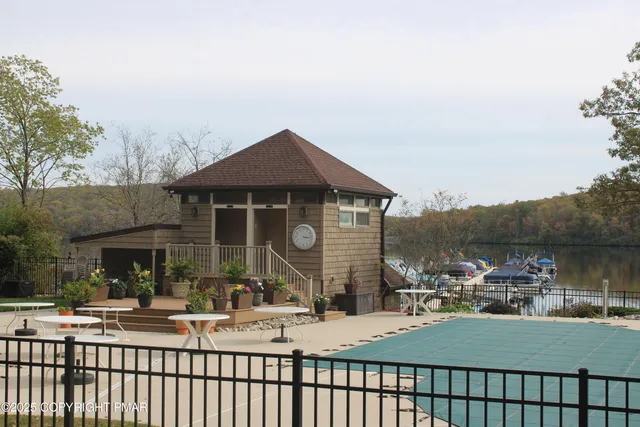 $1,650 | 33 Midlake Drive, Unit 101, Lake Harmony, PA 18624