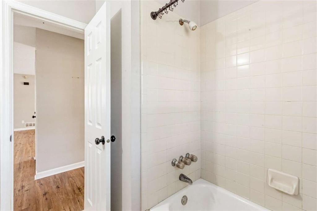 616 Wells Road Buchanan, GA 30113 - Photo 23 of 44 a bathroom with a bathtub