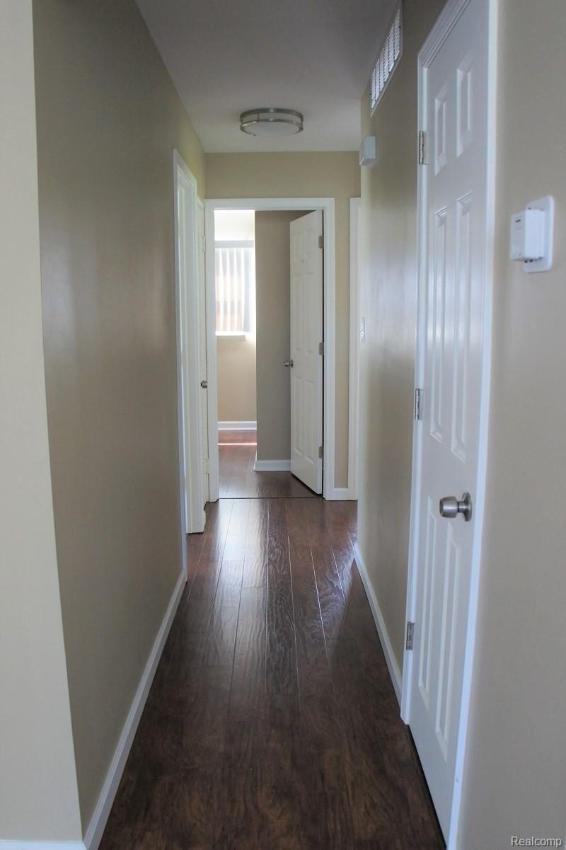 3174 Avon Manor Road Rochester, MI 48307 - Photo 10 of 18 Avon Manor hallway.JPG