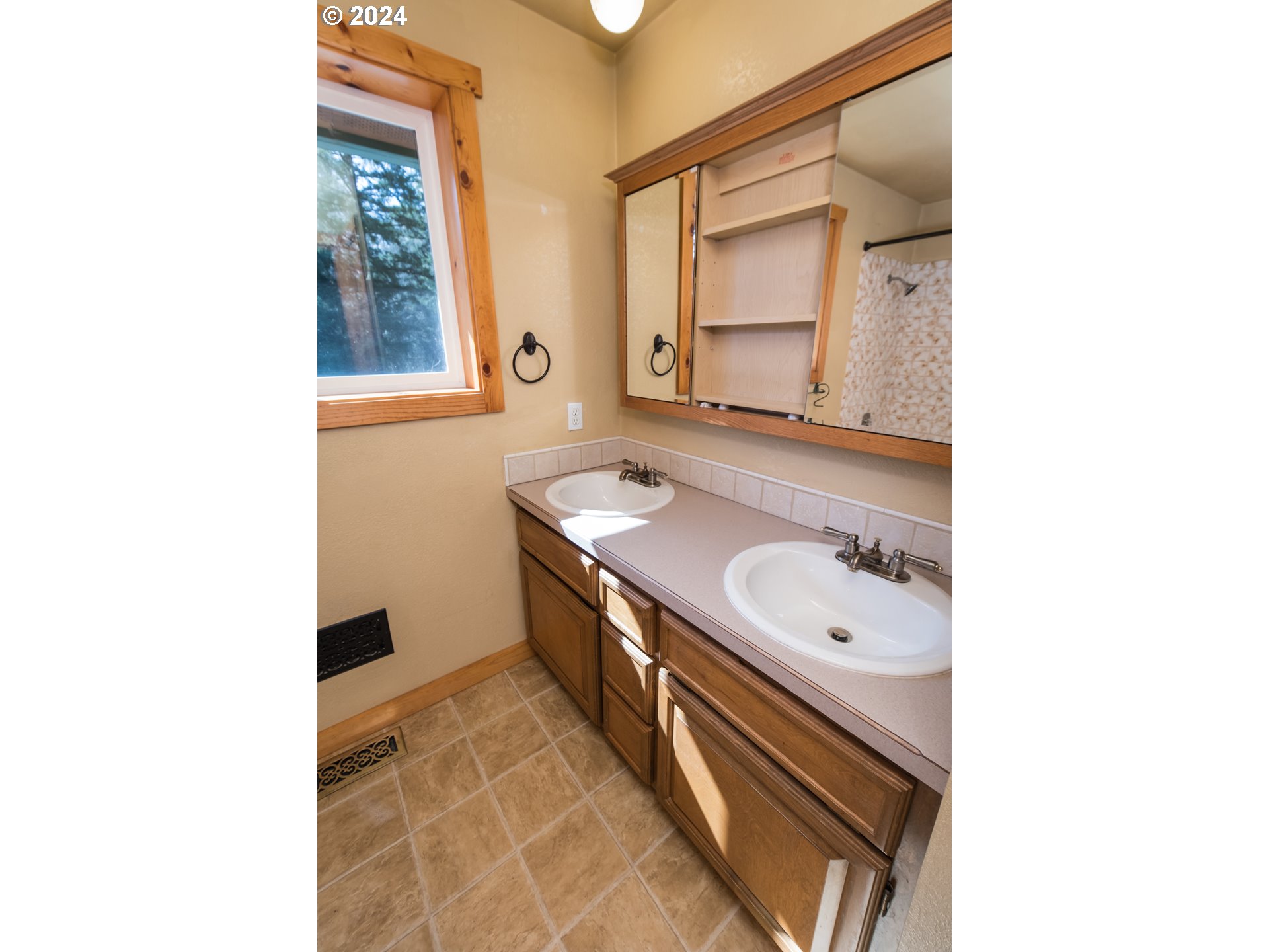 89749 Ben Bunch Road Florence, OR 97439 - Photo 25 of 48 Bathroom