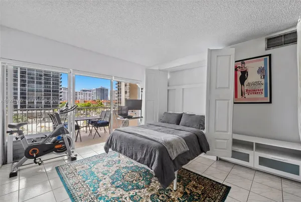 $2,300 | 1985 South Ocean Drive, Unit 3A, Hallandale Beach, FL 33009