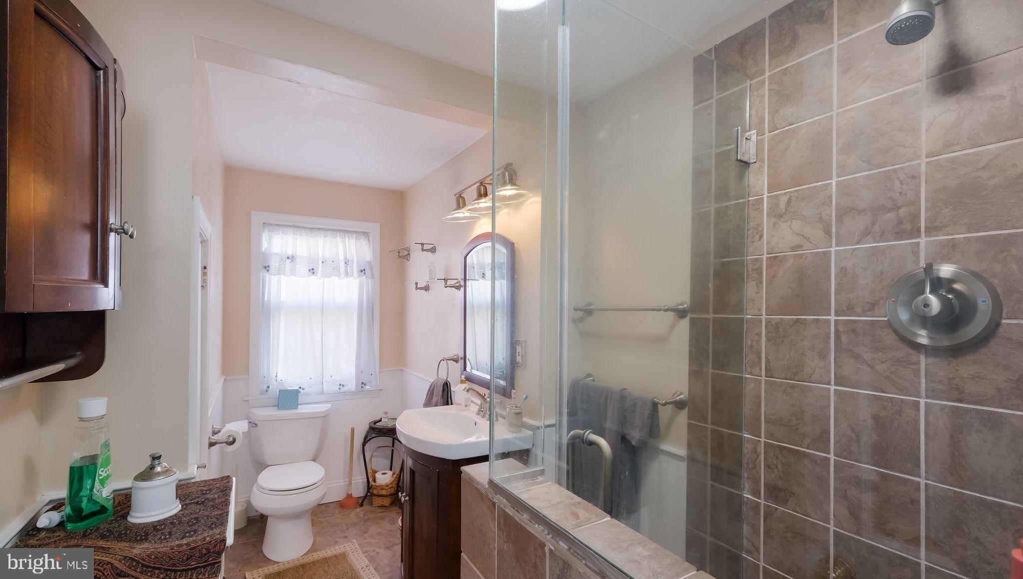 276 Orchard Road Springfield, PA 19064 - Photo 21 of 26 2nd floor bath