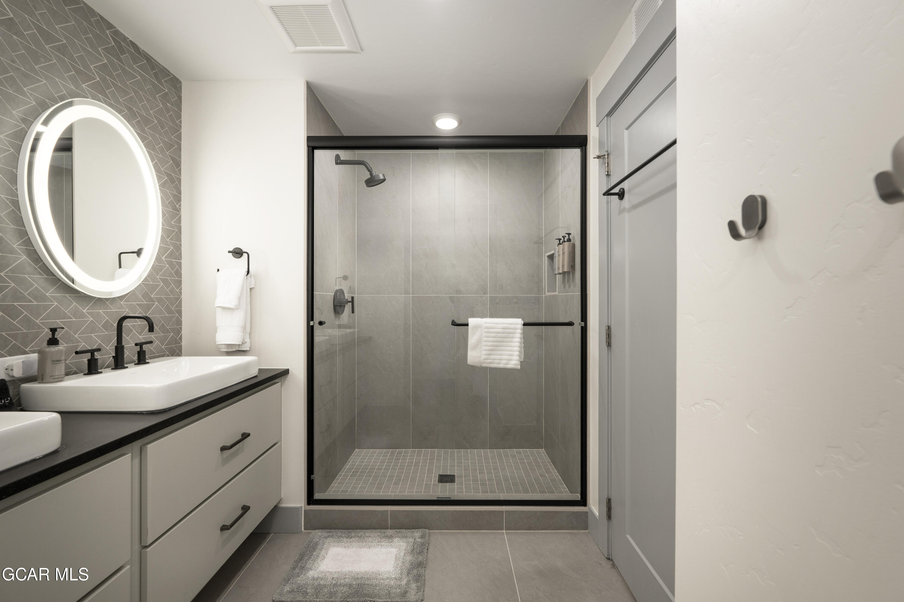 144 Ski Idlewild Road, Unit 2203 Winter Park, CO 80482 - Photo 29 of 45 Shower with Glass Door