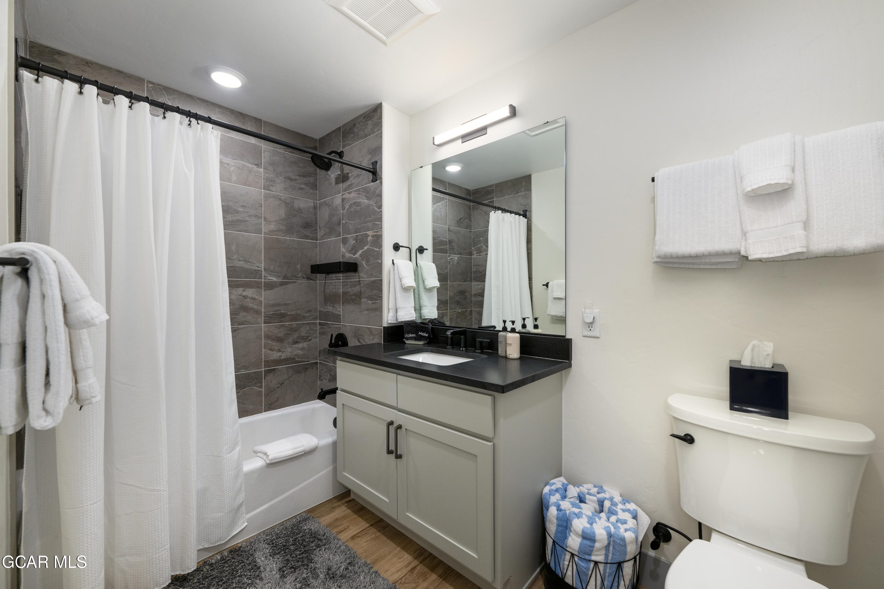 144 Ski Idlewild Road, Unit 2203 Winter Park, CO 80482 - Photo 33 of 45 2nd Bath with Tub
