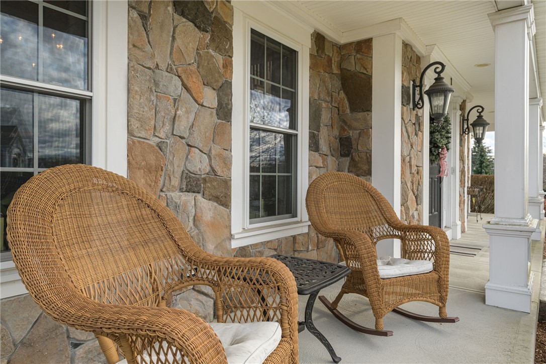 7 Stable Drive Cranston, RI 02831 - Photo 4 of 49