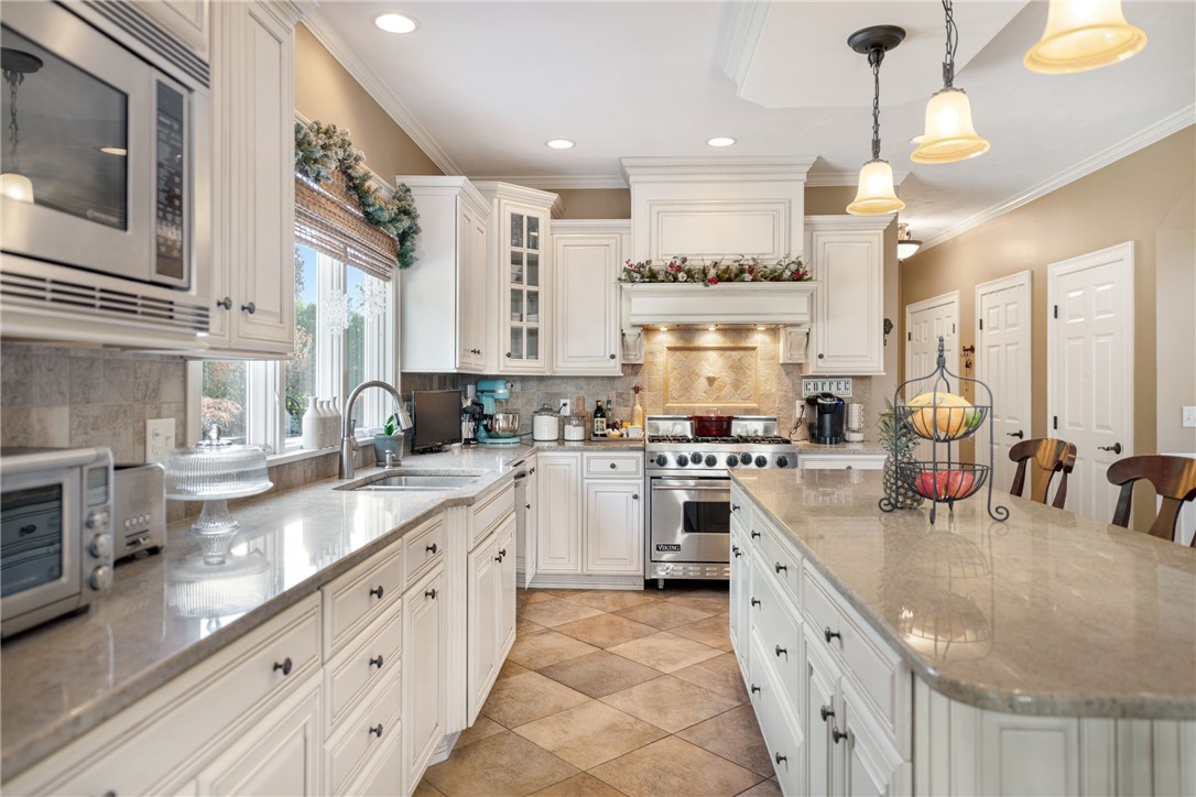 7 Stable Drive Cranston, RI 02831 - Photo 9 of 49