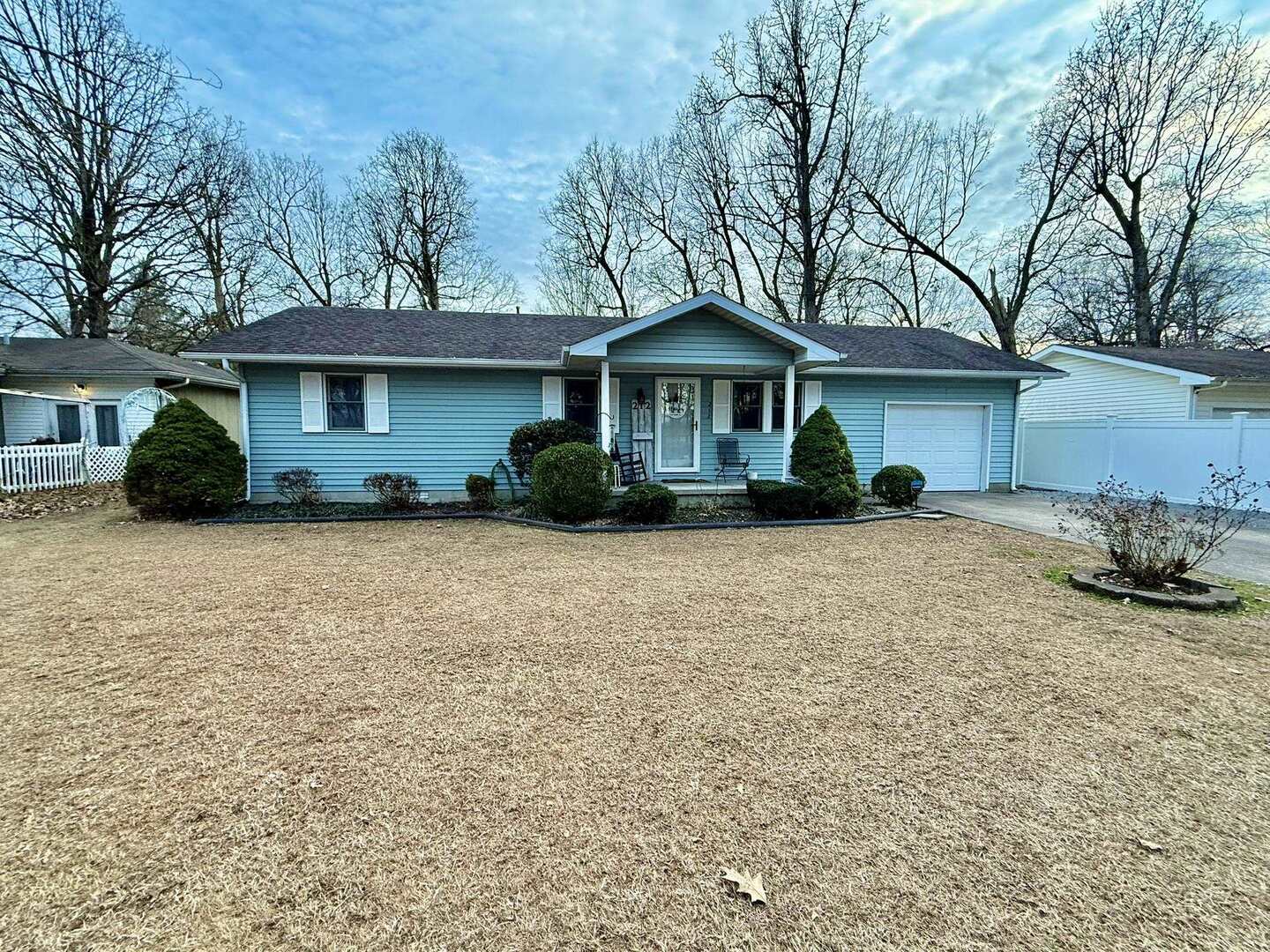 212 East 19th Street Metropolis, IL 62960 - Photo 2 of 30 a front view of a house with a yard
