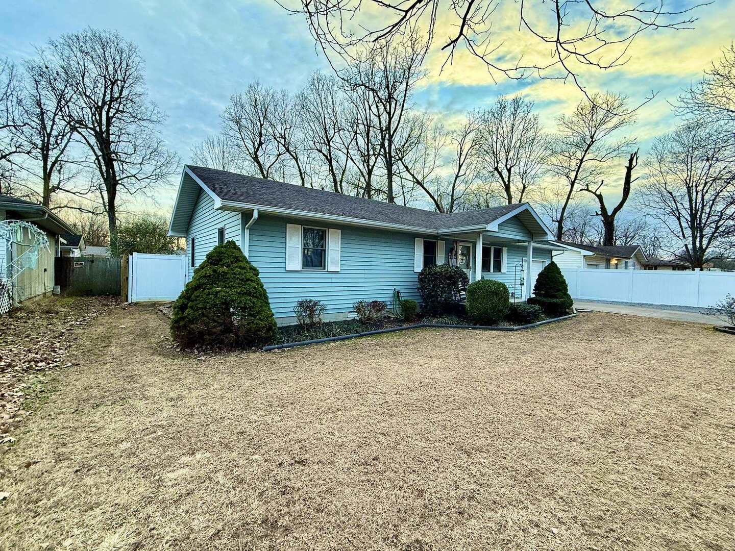 212 East 19th Street Metropolis, IL 62960 - Photo 3 of 30 a view of a house with backyard and trees