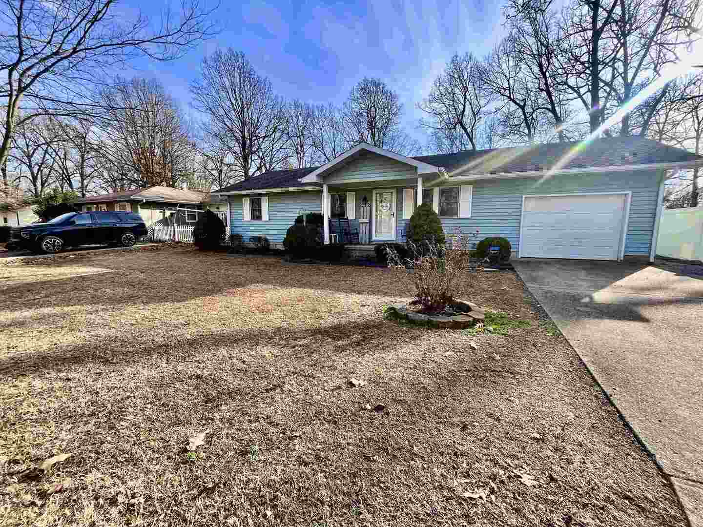 212 East 19th Street Metropolis, IL 62960 - Photo 4 of 30 a front view of a house with a yard