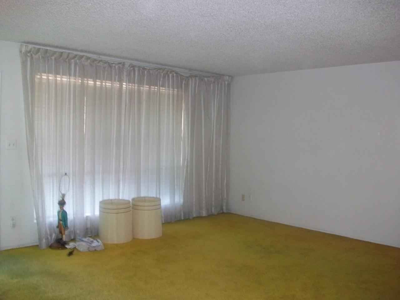 3209 West Calavar Road Phoenix, AZ 85053 - Photo 3 of 10 living room