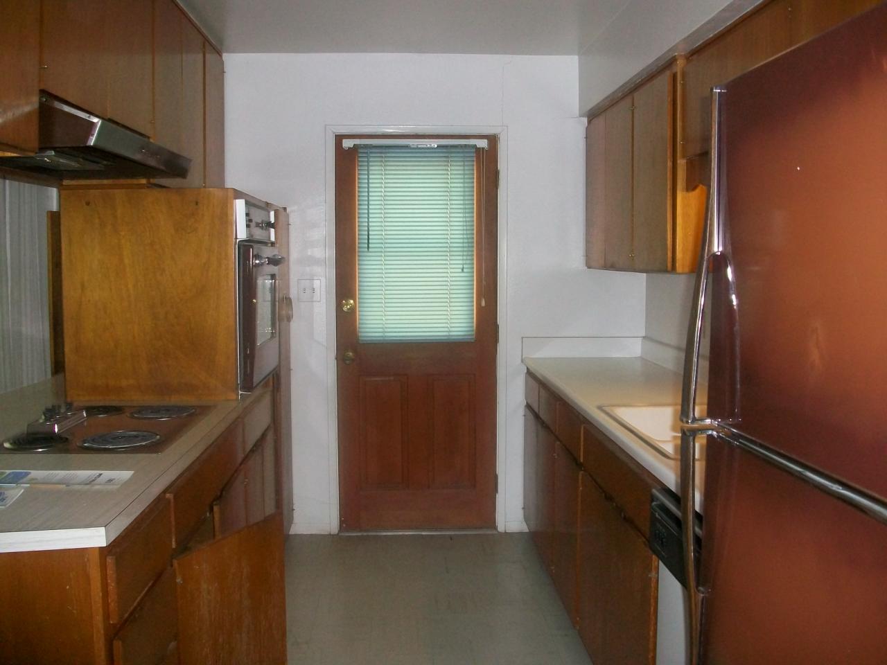 3209 West Calavar Road Phoenix, AZ 85053 - Photo 9 of 10 kitchen