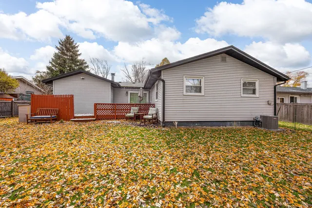 a view of a house with backyard